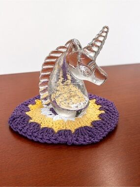 Vintage Kitchy 1970s-1980s Controlled bubbles Unicorn paperweight